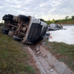 Motorista de MS tomba carreta carregada com calcário em rodovia de SP e morre