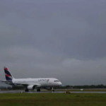 Aeroporto opera por instrumentos e libera voos para pousos