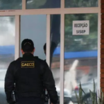 Alvo de operação que vasculha Secretaria de Obras é preso com arma de fogo