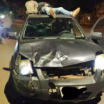 Motorista atinge moto, tenta fugir com vítima no teto do carro e acaba preso