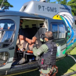 Caminhão tomba, motorista é jogado de veículo e socorrido com ajuda de helicóptero no Pantanal