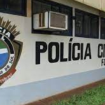 Bandido invade casa e morador acaba esfaqueado nas costas ao reagir a assalto