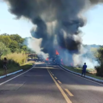Caminhões-cegonha pegam fogo após colisão frontal e motorista morre carbonizado