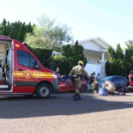 Motociclista bate na porta de carro estacionado e morre atropelada por caminhão em Campo Grande