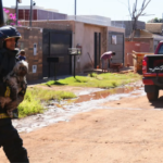 Moradores escutam explosão, casa pega fogo e cachorrinha é resgatada na região do Itamaracá