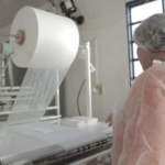 Produção de absorventes cresce e leva dignidade menstrual às alunas da rede pública em Rio Brilhante