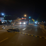 Motociclistas batem, caem na rua e um deles é atropelado e morto por caminhonete em Anastácio