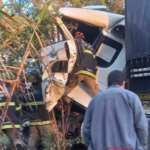 Motorista sobrevive a acidente que destruiu cabine de caminhão