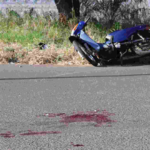 Acidente com motocicleta acaba na morte de rapaz e latas de cerveja encontradas ao lado do corpo