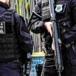 Com fuzis, policiais reforçam segurança em torno do Fórum no julgamento de Name 