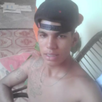 Rapaz alega que namorada se esfaqueou até a morte por ciúmes