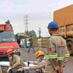 Motorista é arremessado após acidente envolvendo carretas na BR-163