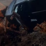 Após esfaquear desafeto em bar, homem foge e cai com carro em buraco