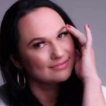 Adriana foi morta com cinco tiros na frente da filha de 9 anos pelo ex-marido que está foragido