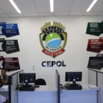 Criança de 2 anos é encontrada vagando com sinais de maus-tratos, suja de fezes, com fome e sede em MS