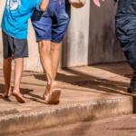 Criança ficou dias sem comer e dormir para vigiar mãe que tentou jogá-lo da janela em Campo Grande