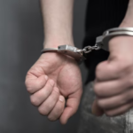 Jovem é encontrado portando drogas para consumo pessoal e tenta bater em policias em Sidrolândia