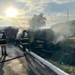 Carretas colidem, uma pega fogo e motorista é socorrido em estado grave