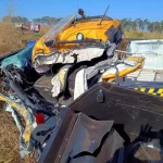 Policial fica em estado grave após viatura colidir de frente com carreta