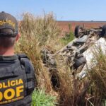 Carro roubado em São Paulo é localizado pela polícia ‘capotado’ em mata