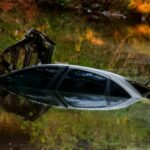 Motorista perde controle, ‘rampa’ 30 metros e cai em córrego na Ernesto Geisel em Campo Grande