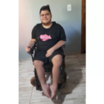 Mãe pede ajuda para conseguir cadeira de locomoção para o filho