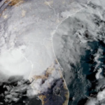 Com ventos de até 200 km/h, furacão Idalia atinge a Flórida, nos EUA