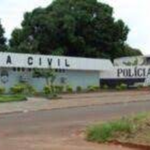 Criança tenta defender mãe de ser enforcada por pai e dá golpes de tábua de carne em homem