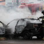 Carro fica destruído ao pegar fogo em garagem no Santo Amaro