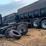 Colisão frontal com duas carretas acaba na morte de motorista na BR-376