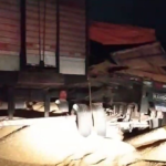 Caminhão boiadeiro bate em carreta no acostamento na BR-060