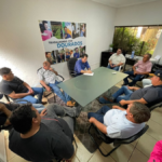 Produtores da Aproleite buscam solução para queda drástica do preço do leite com o apoio de Renato Câmara