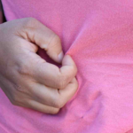 Adolescente é levada de ponto de ônibus por amigo da família que tenta estuprá-la em estrada vicinal