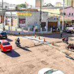 Alta velocidade e semáforo desligado por furto de fiação causou tombamento no Centro