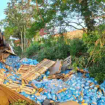 Carreta tomba em rotatória do anel viário de Dourados e esparrama carga de cerveja