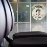 Adolescente mantida em cárcere pelo namorado teve cabelo arrancado e foi torturada com ferro quente, diz polícia