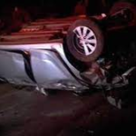 Motorista morre após bater em ponte e capotar várias vezes; dois ficaram feridos