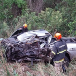 Batida entre duas caminhonetes e uma carreta deixa um morto na BR-267