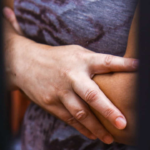 Mulher é jogada de ponte por ex-marido que a esfaqueia e tenta matá-la afogada em rio 