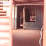 Homem é encontrado morto, com faca cravada no peito em casa abandonada