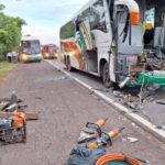 Batida entre caminhão e ônibus que levava pacientes deixa três feridos na BR-262
