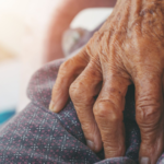 Idosa cega pula muro de casa e alega estar fugindo de agressões da filha e netos em Campo Grande