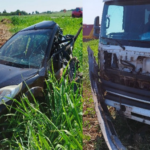 Carro fica destruído e motorista em estado grave ao ser atingido por caminhão baú na BR-267