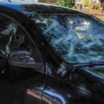 Mulher destrói carro do ex com cassetete após ciúmes da atual companheira em Campo Grande