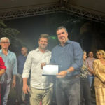 Vereador Enelvo Junior entrega Título de Cidadão Sidrolandense ao Governador Eduardo Riedel