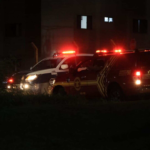 Criança de 7 anos tentava acalmar bebê quando se desequilibrou e irmã caiu do 3º andar