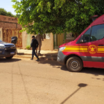 Homem vai cobrar dívida de mulher e bate na cabeça dela com pauladas