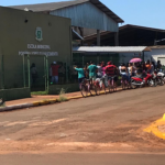 No sol escaldante, pais reclamam da demora para fazerem a rematrícula dos filhos