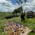 Camionete fura bloqueio do DOF e capota com quase uma tonelada de maconha em Maracaju