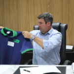 Pela 1ª vez, administrativos da educação terão uniforme; confira como será vestimenta de alunos e funcionários